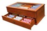 Pokerspiel in Holzkiste mit Glasplatte
